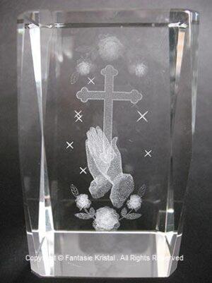 Biddende handen met kruis kristal