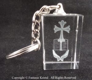 Sleutelhanger hand met boek en kruis